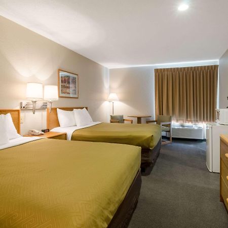 Rodeway Inn Ainsworth Екстер'єр фото