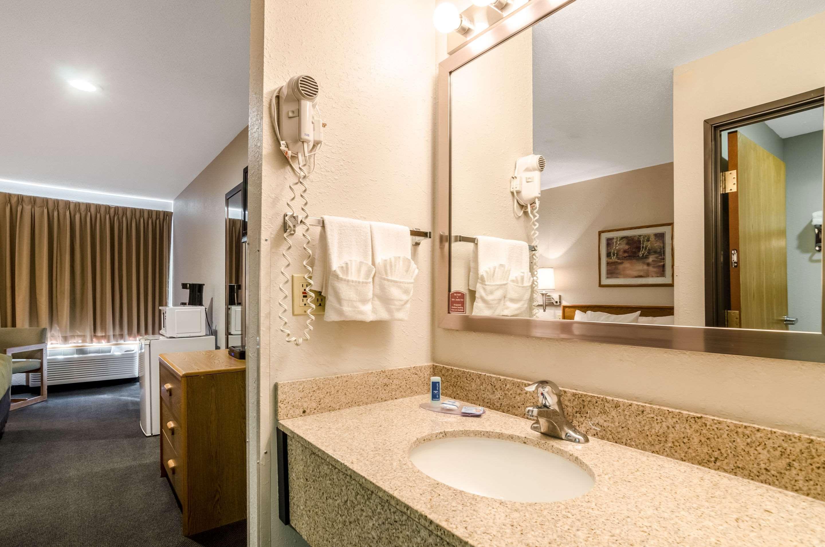Rodeway Inn Ainsworth Екстер'єр фото