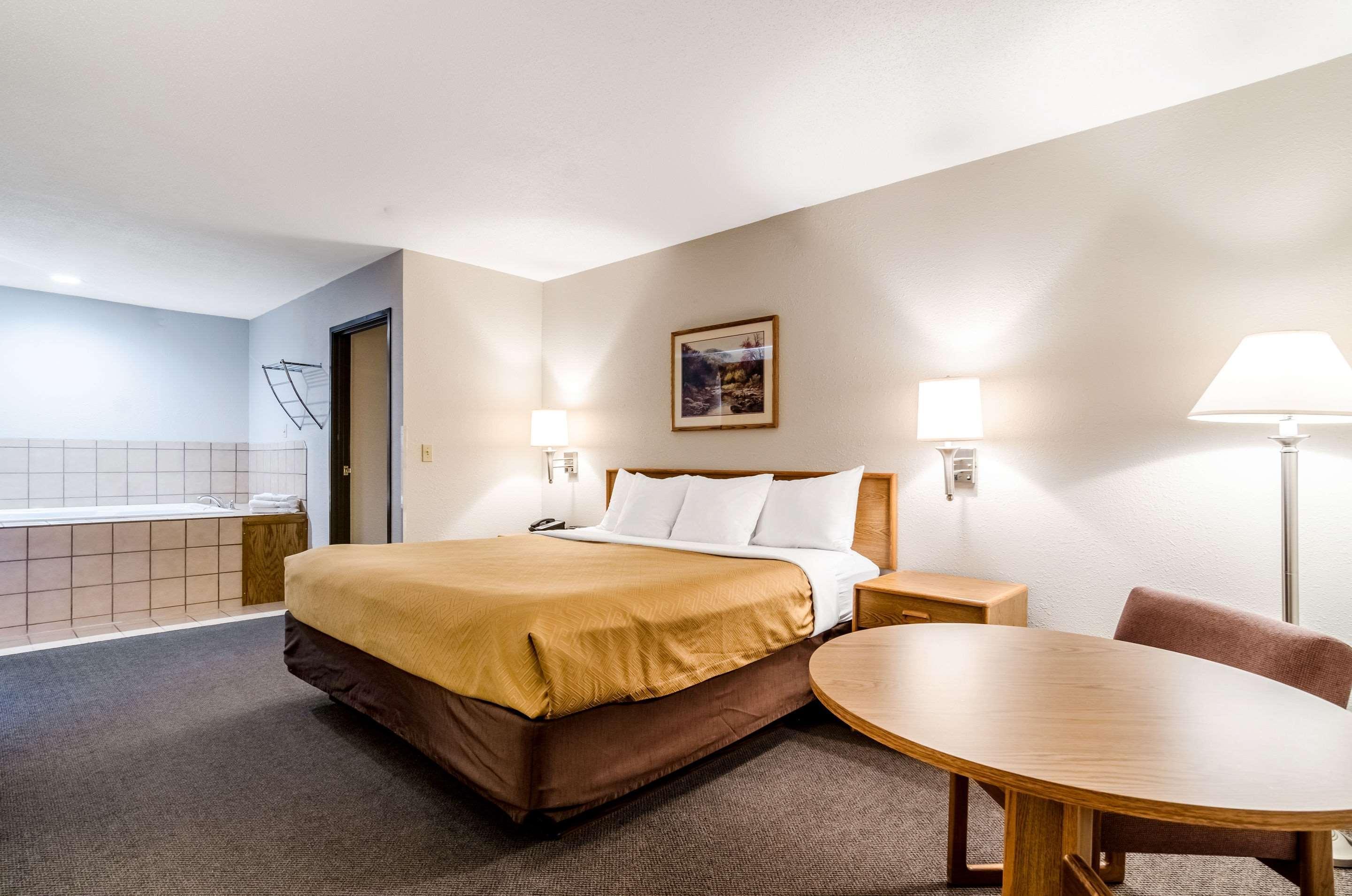 Rodeway Inn Ainsworth Екстер'єр фото